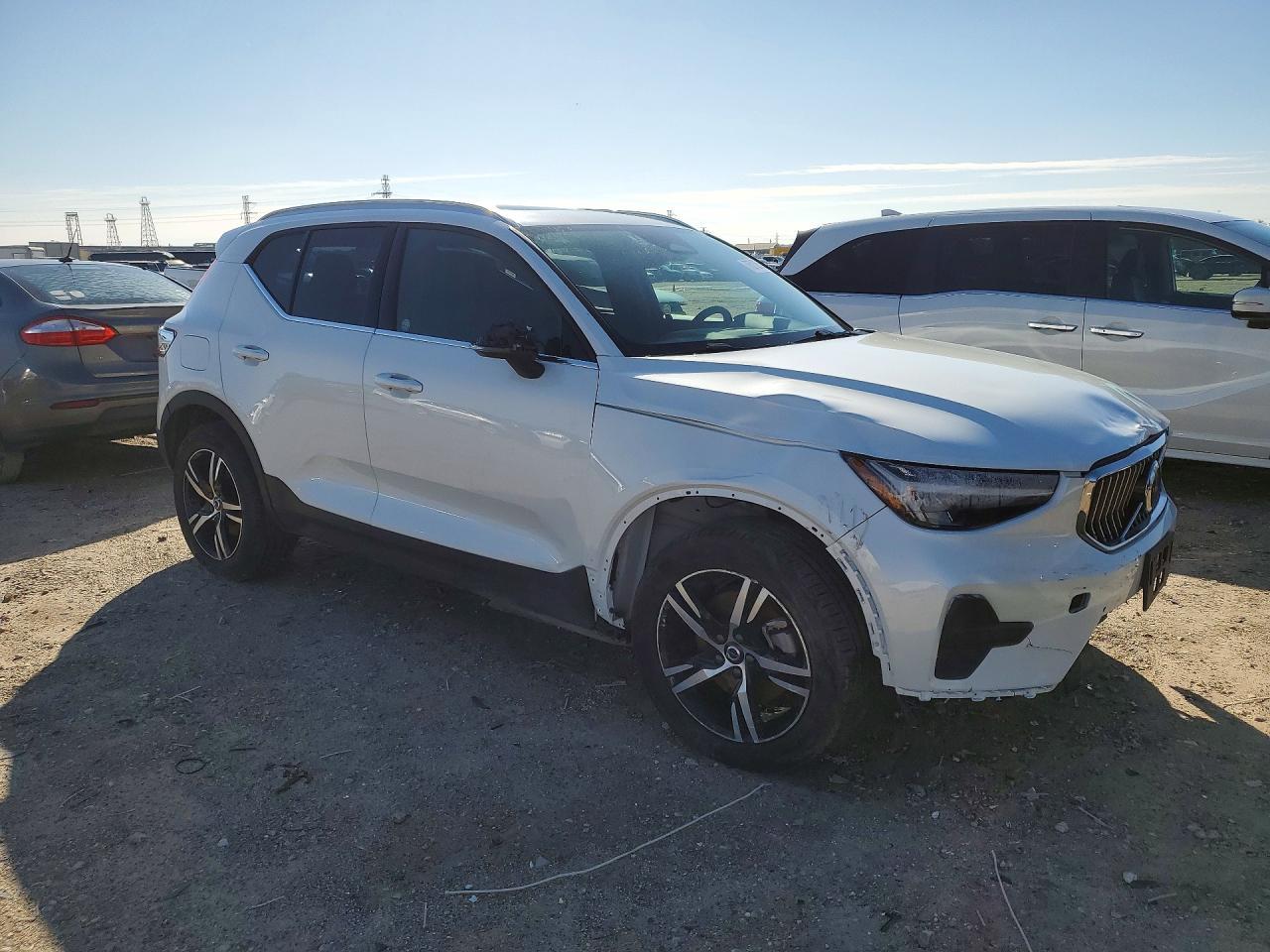 2025 Volvo Xc40 Core - Фото 4