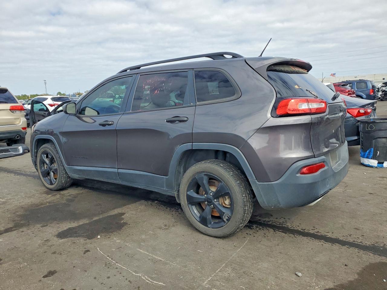 2017 Jeep Cherokee Sport - Image 2