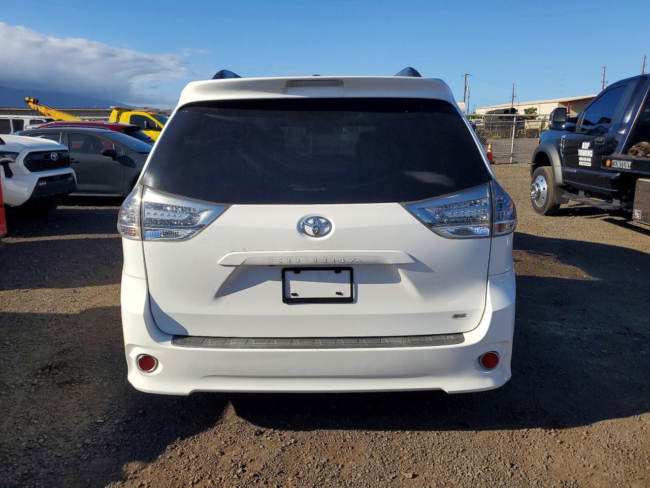 2011 Toyota Sienna Sport - Фото 6