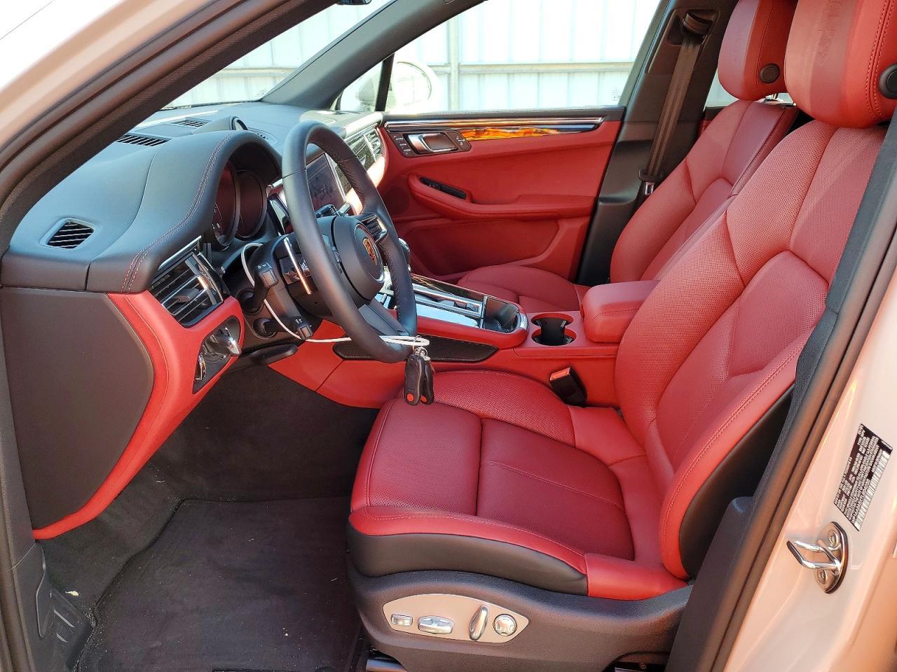 2026 Porsche Macan Base - Image 7