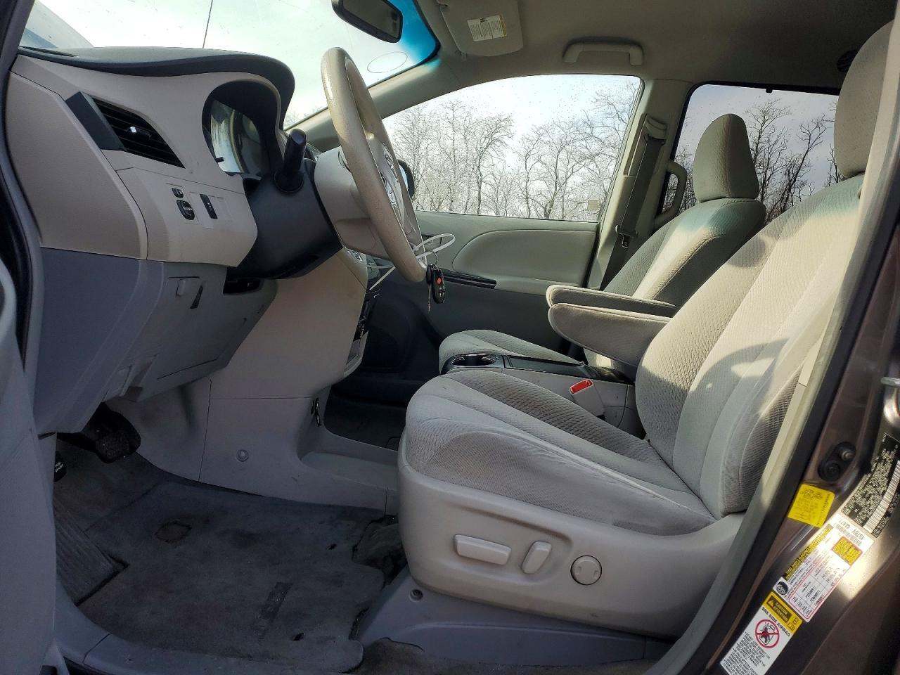 2012 Toyota Sienna Le 8-Passenger - Image 7