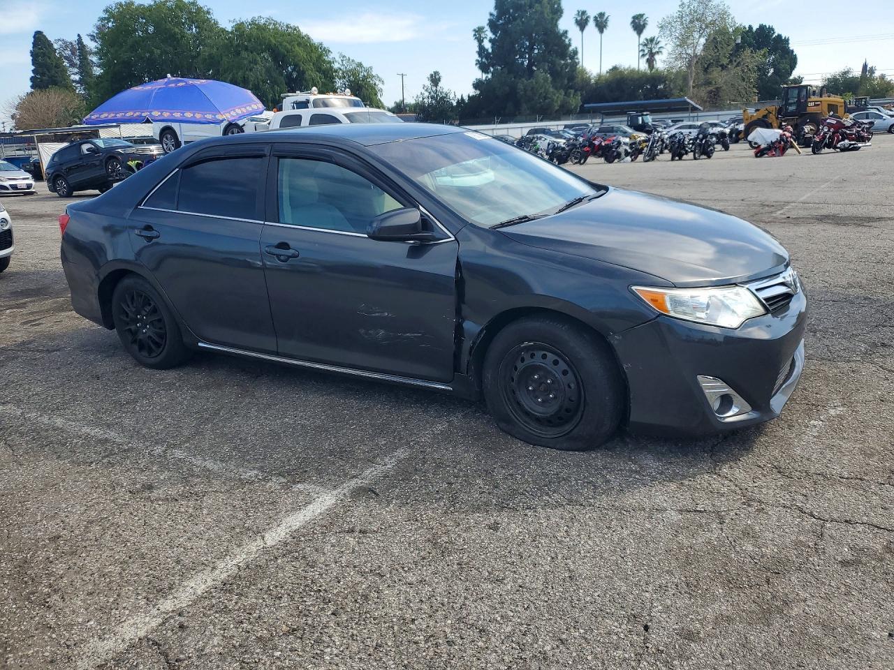 2014 Toyota Camry Le - Фото 4