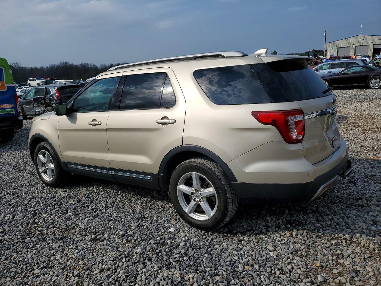 2017 Ford Explorer Xlt - Фото 2