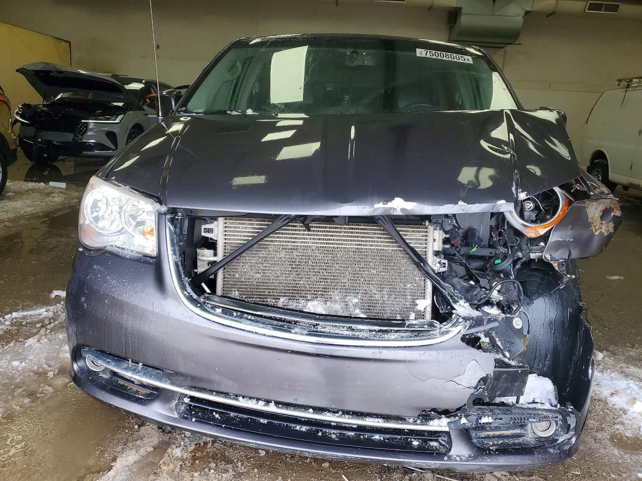 2015 Chrysler Town & Country Touring - Фото 5