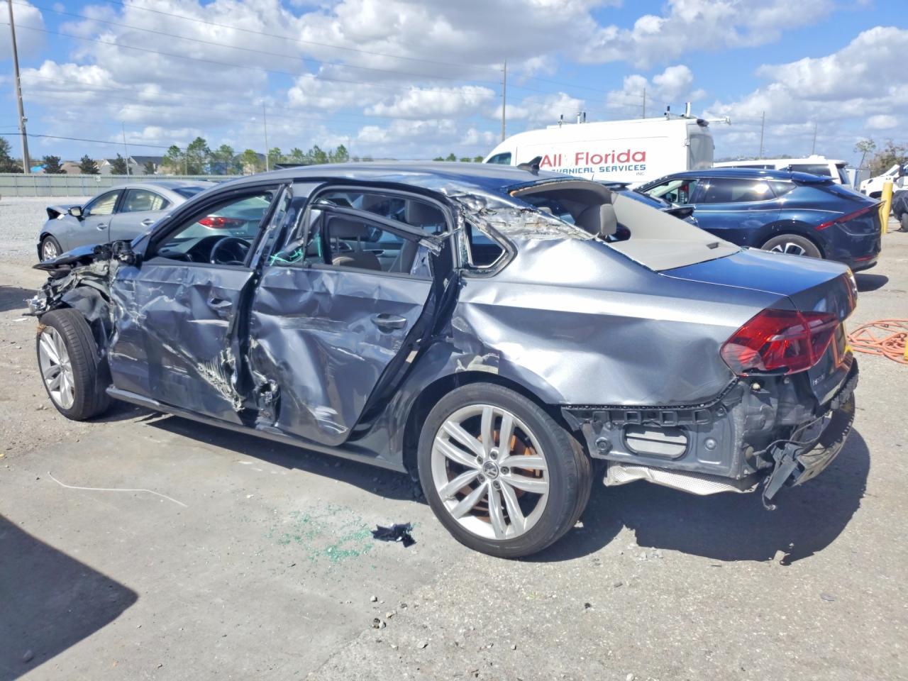 2019 Volkswagen Passat Wolfsburg - Фото 2