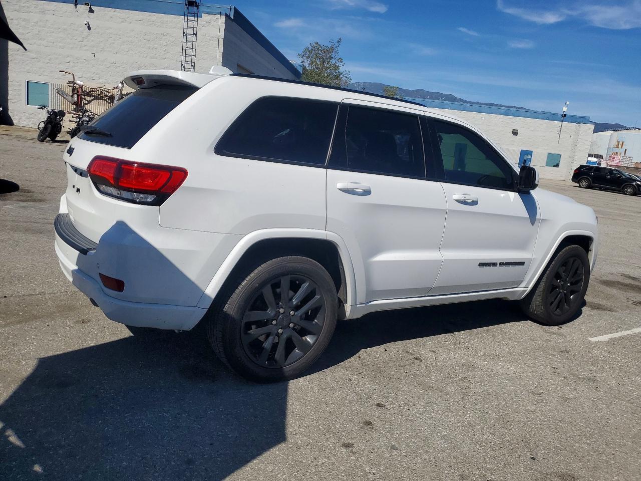 2018 Jeep Grand Cherokee Laredo - Image 3
