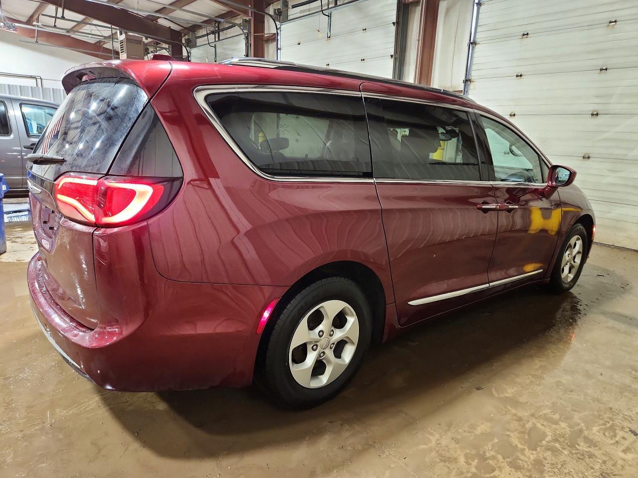 2017 Chrysler Pacifica Touring L Plus - Фото 3