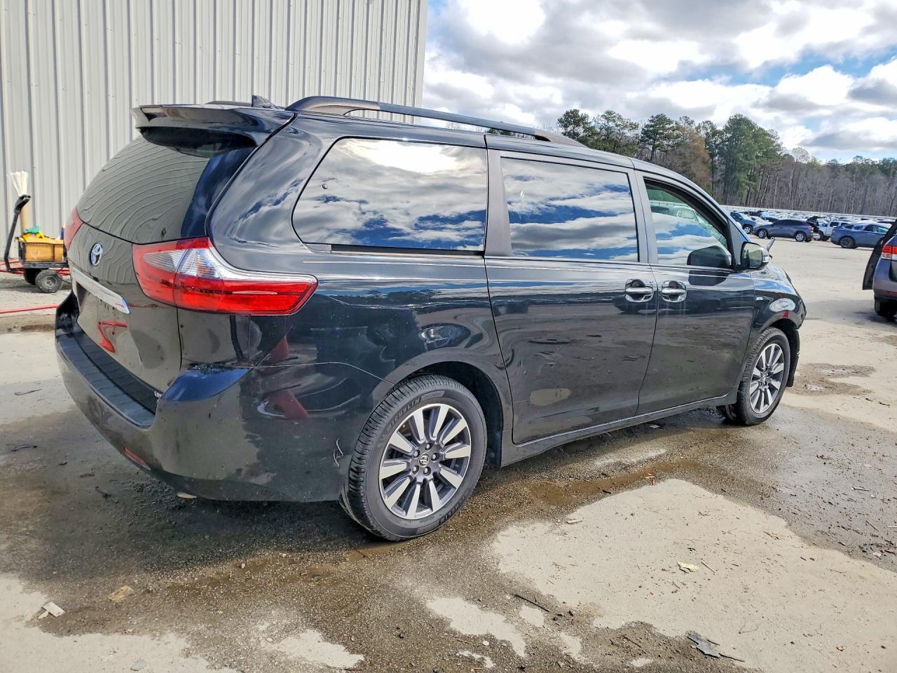 2020 Toyota Sienna Limited Premium 7-Passenger - Image 3