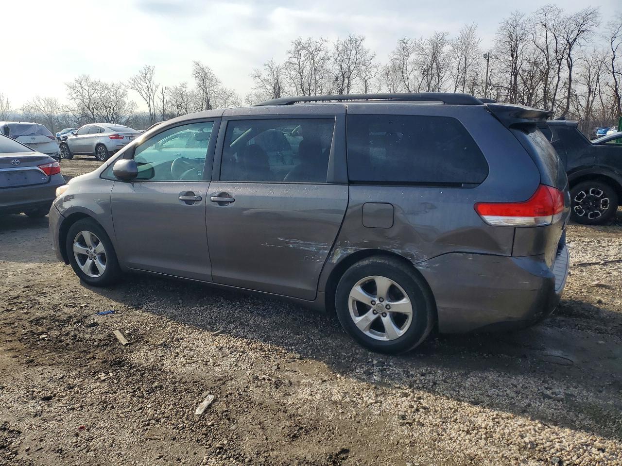 2012 Toyota Sienna Le 8-Passenger - Image 2
