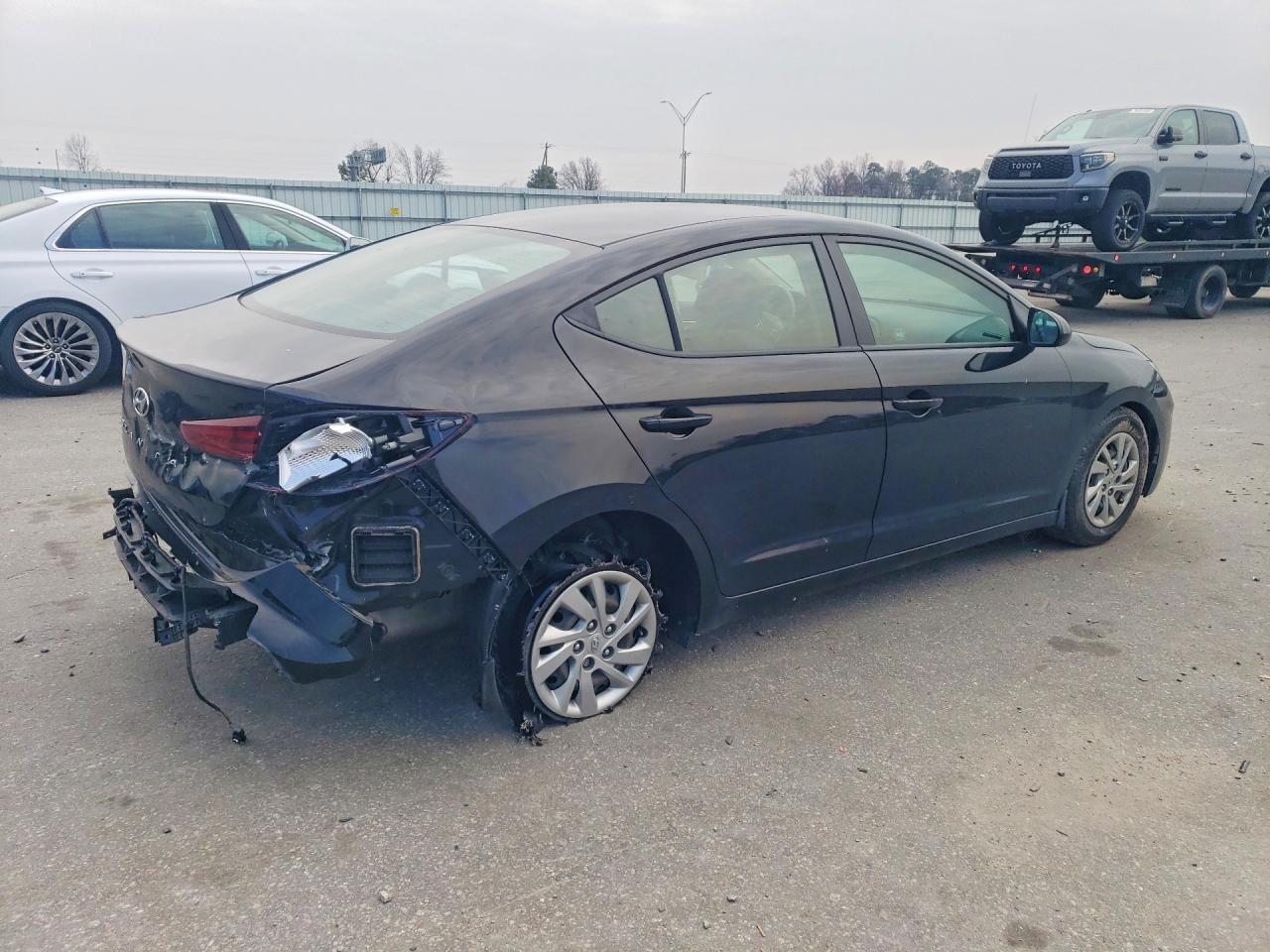 2020 Hyundai Elantra Se - Image 3