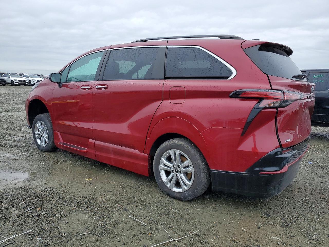 2023 Toyota Sienna Xse 7-Passenger - Image 2