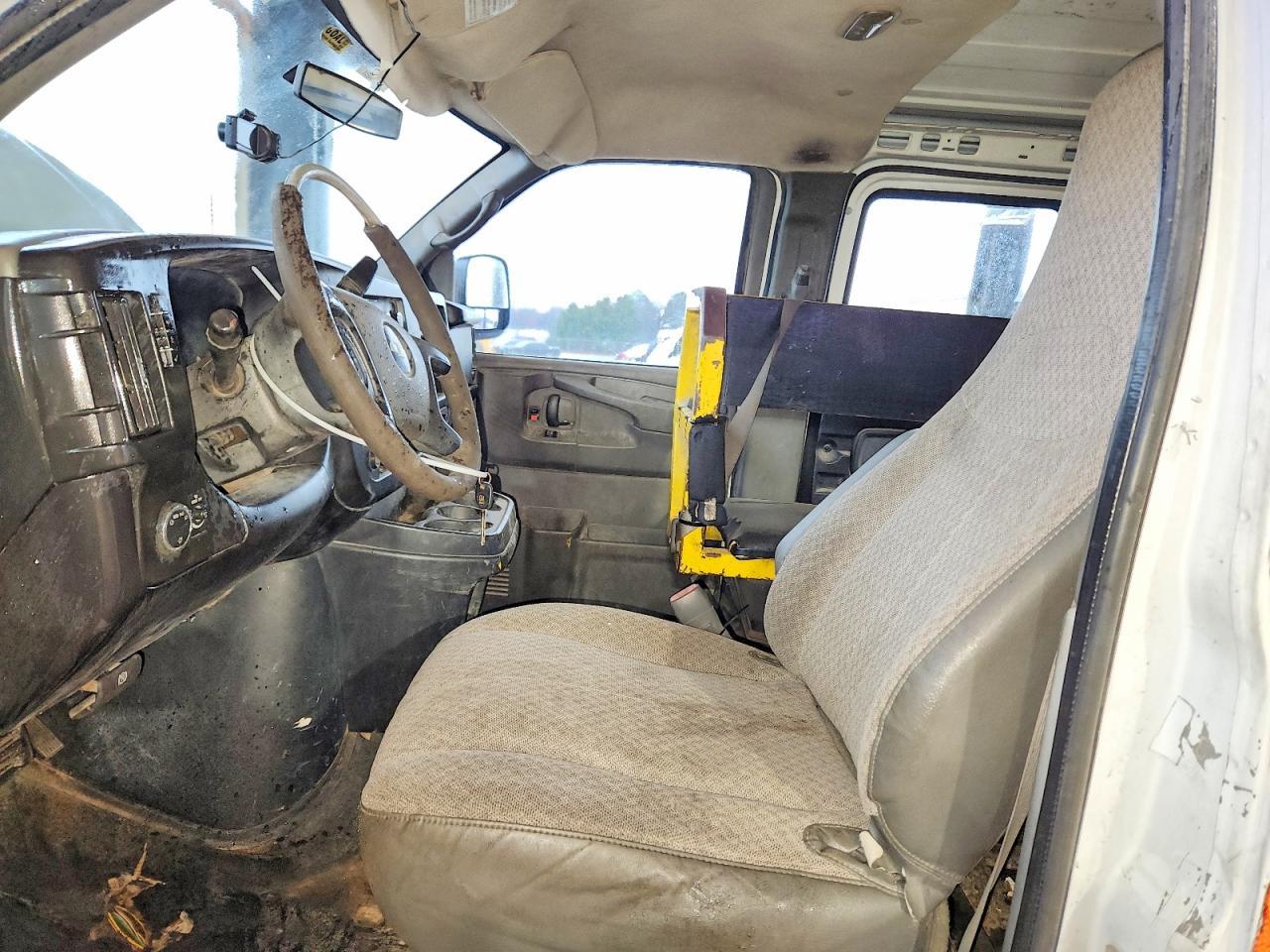 2014 Chevrolet Express G2500 - Image 7