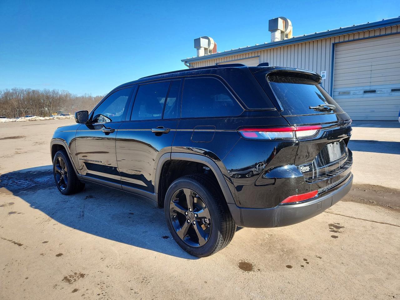 2023 Jeep Grand Cherokee Laredo - Image 2