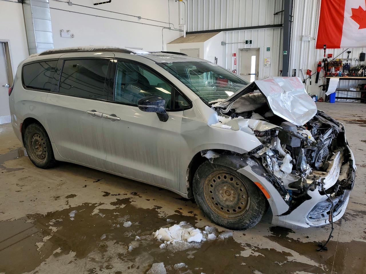 2024 Chrysler Pacifica Hybrid Select - Image 4