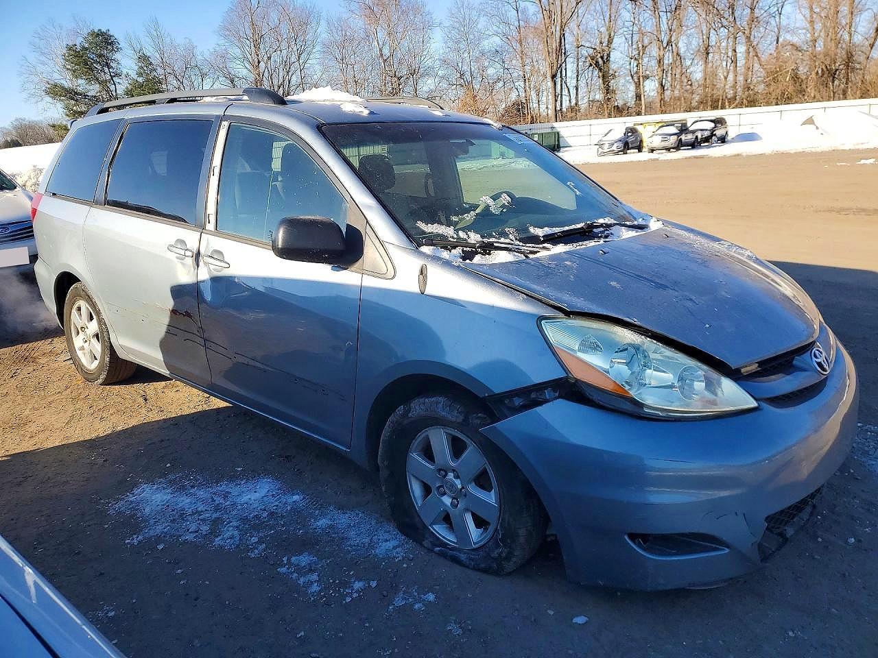 2010 Toyota Sienna Le 7-Passenger - Фото 4