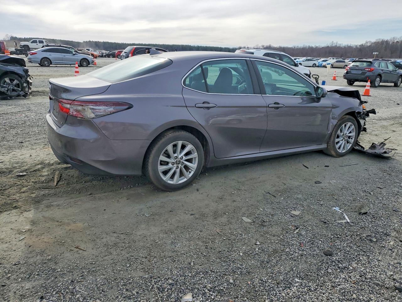 2021 Toyota Camry Le - Фото 3