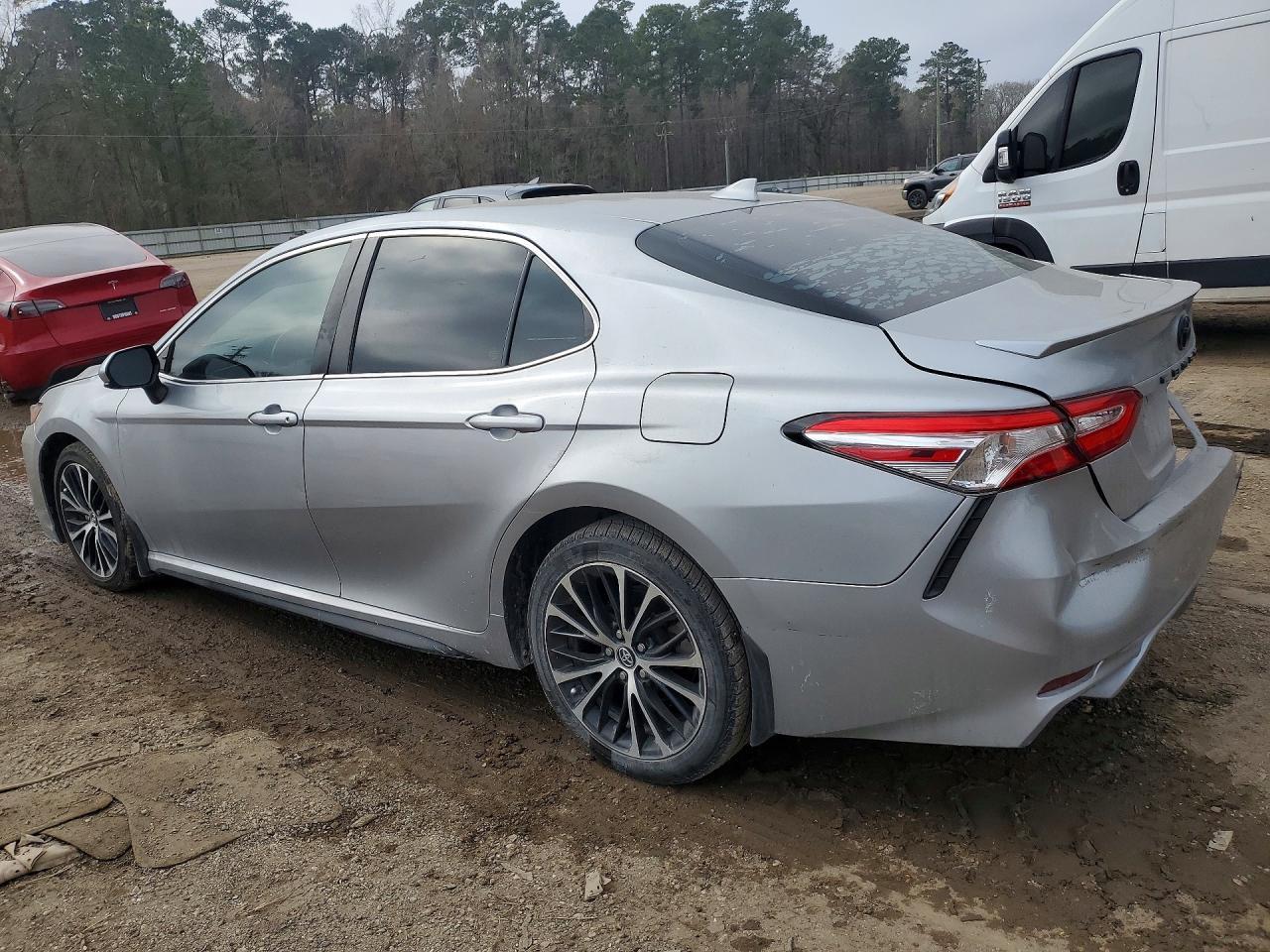 2020 Toyota Camry Se - Фото 2