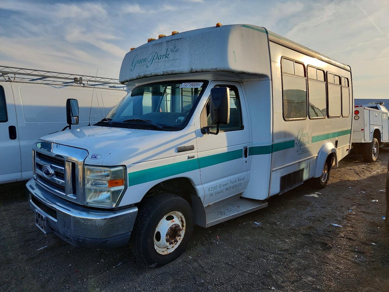 2009 Ford Econoline E350 Super Duty Cutaway Van - Image 2
