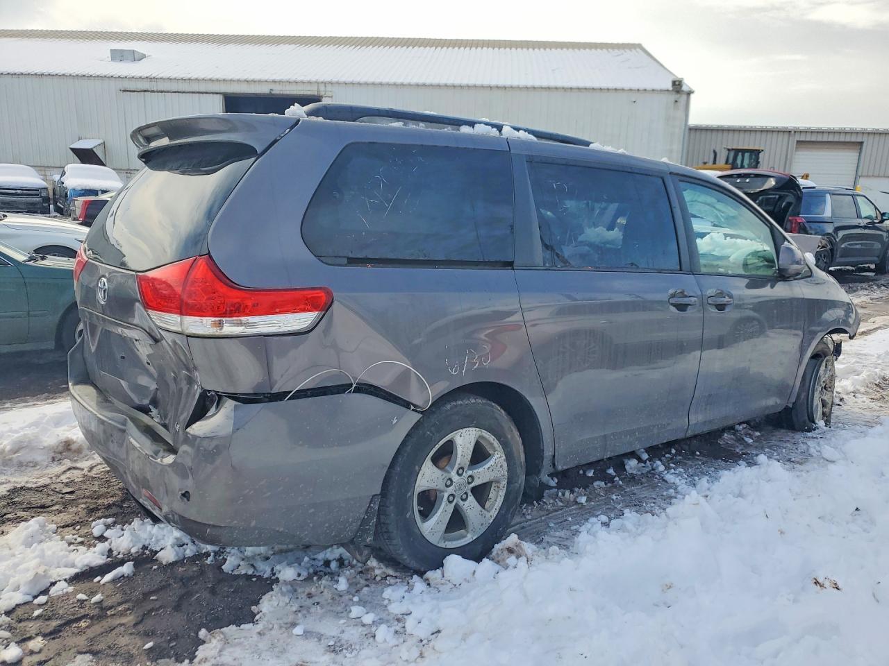 2014 Toyota Sienna Le - Image 3