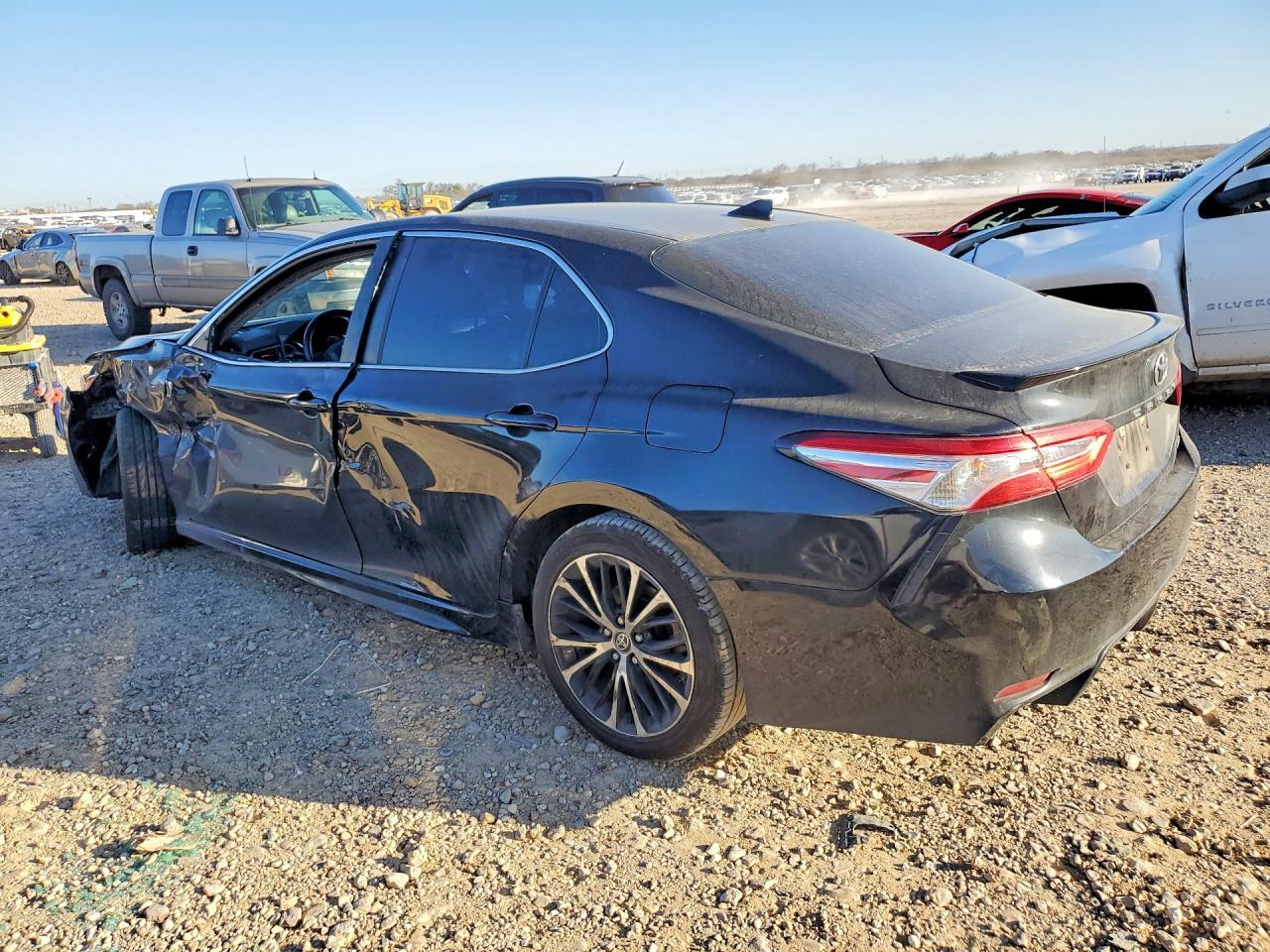 2020 Toyota Camry Se - Фото 2