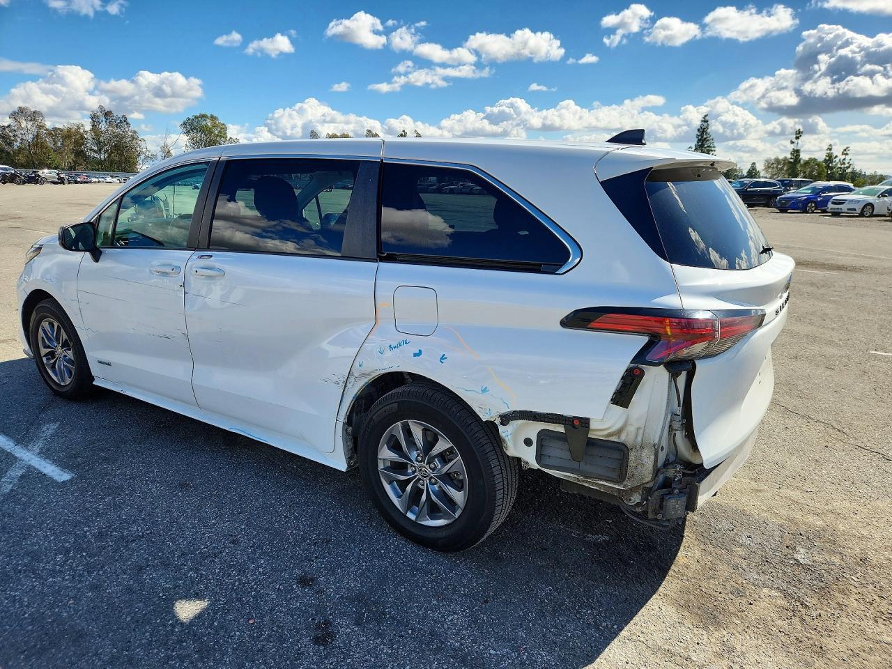 2021 Toyota Sienna Le - Фото 2