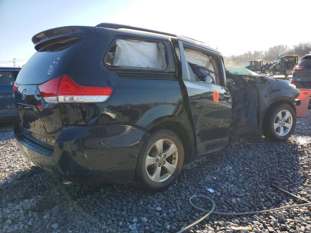 2011 Toyota Sienna Le 8-Passenger - Фото 3