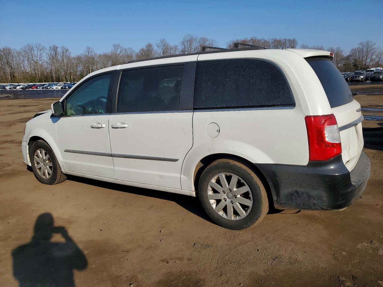 2016 Chrysler Town & Country Touring - Image 2