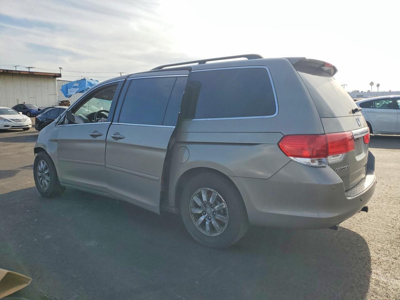 2009 Honda Odyssey Touring - Image 2
