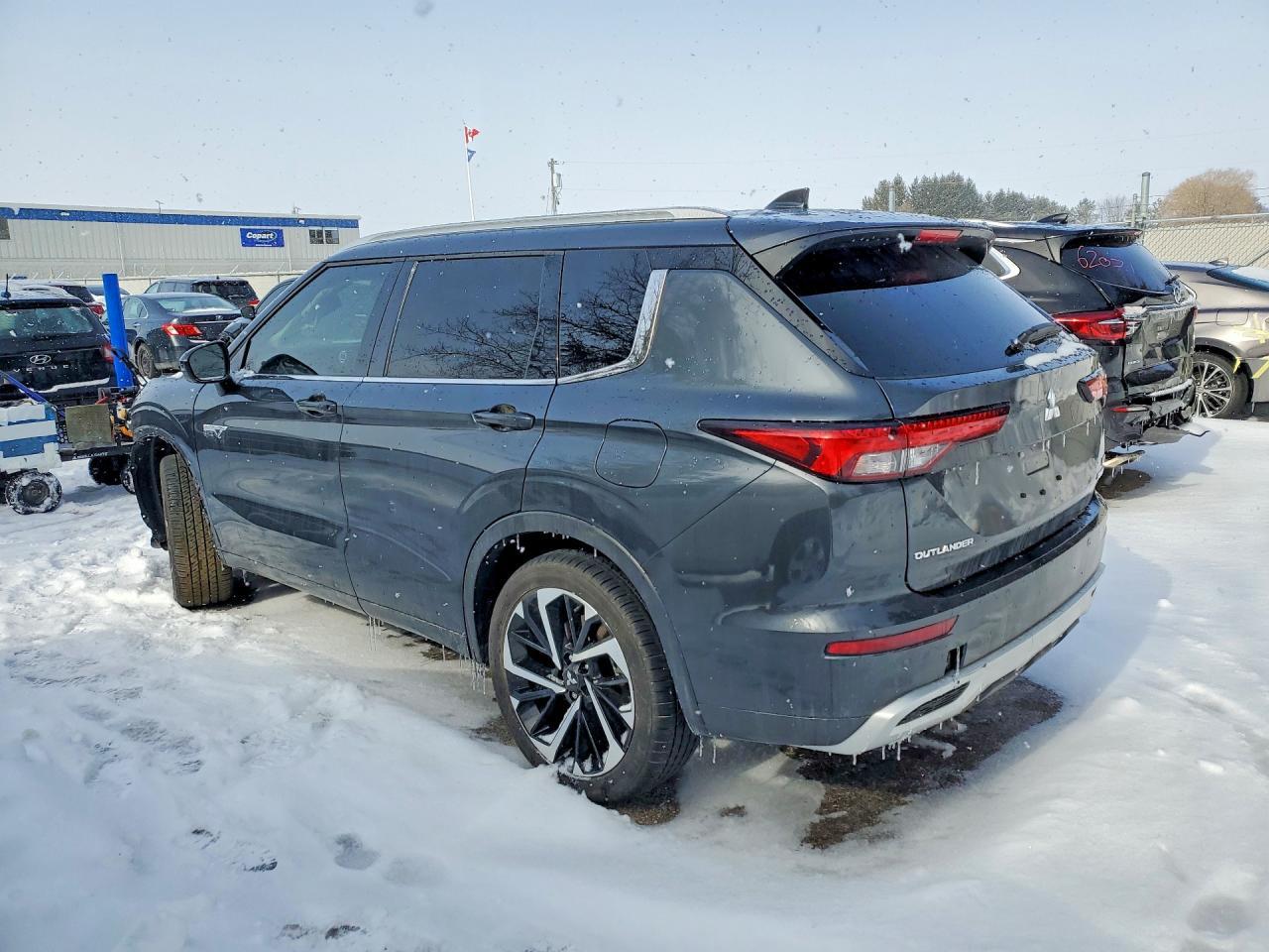 2025 Mitsubishi Outlander Sel - Image 2