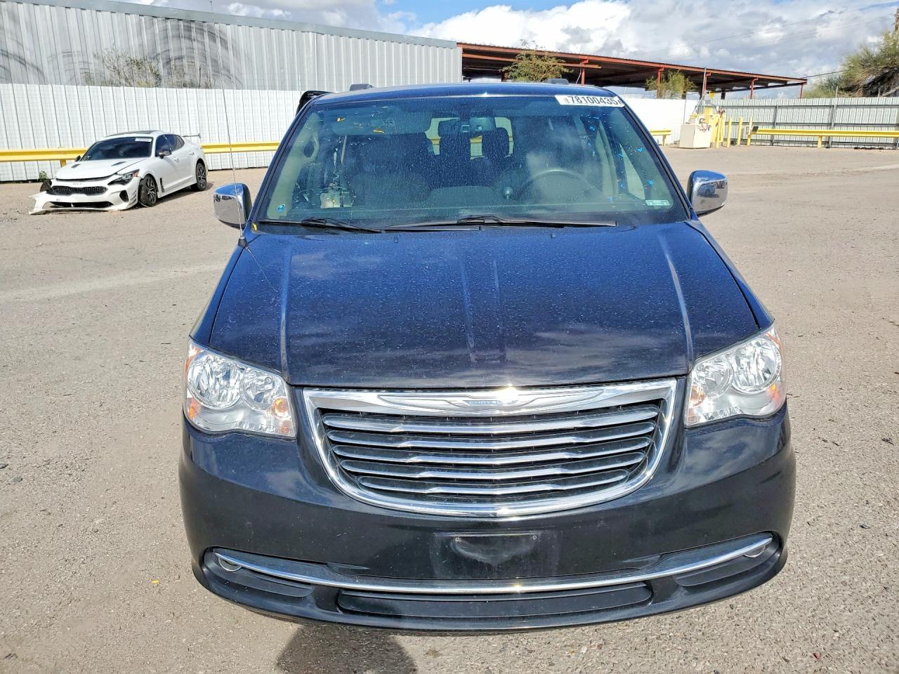 2014 Chrysler Town & Country Touring L - Image 5