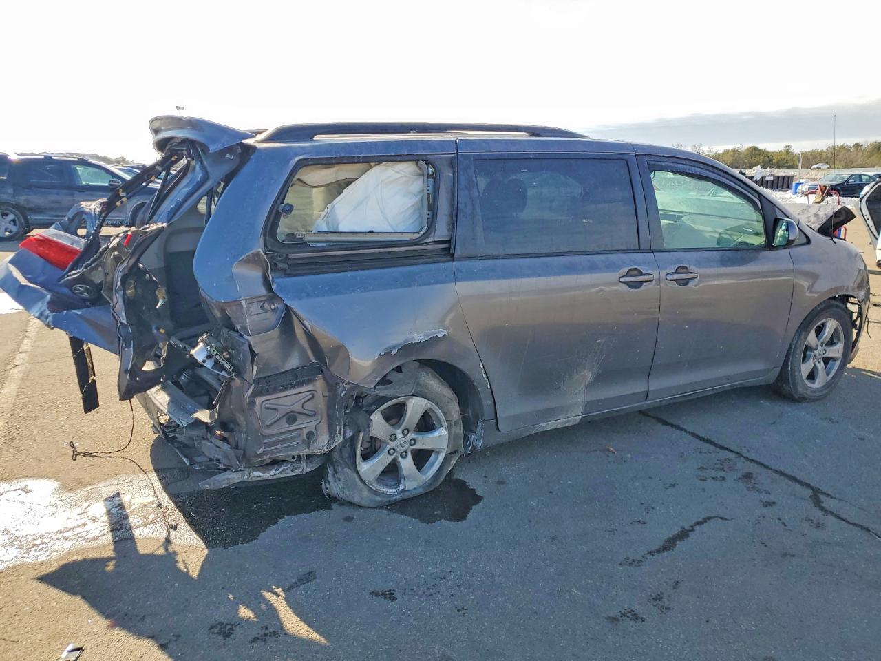 2011 Toyota Sienna Le - Image 3