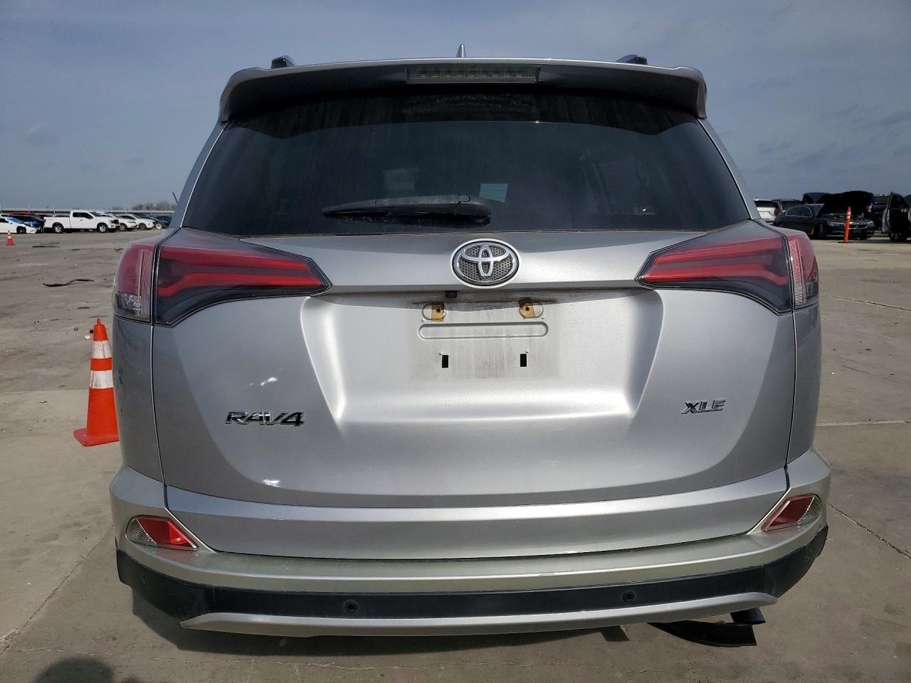 2018 Toyota Rav4 Xle - Image 6
