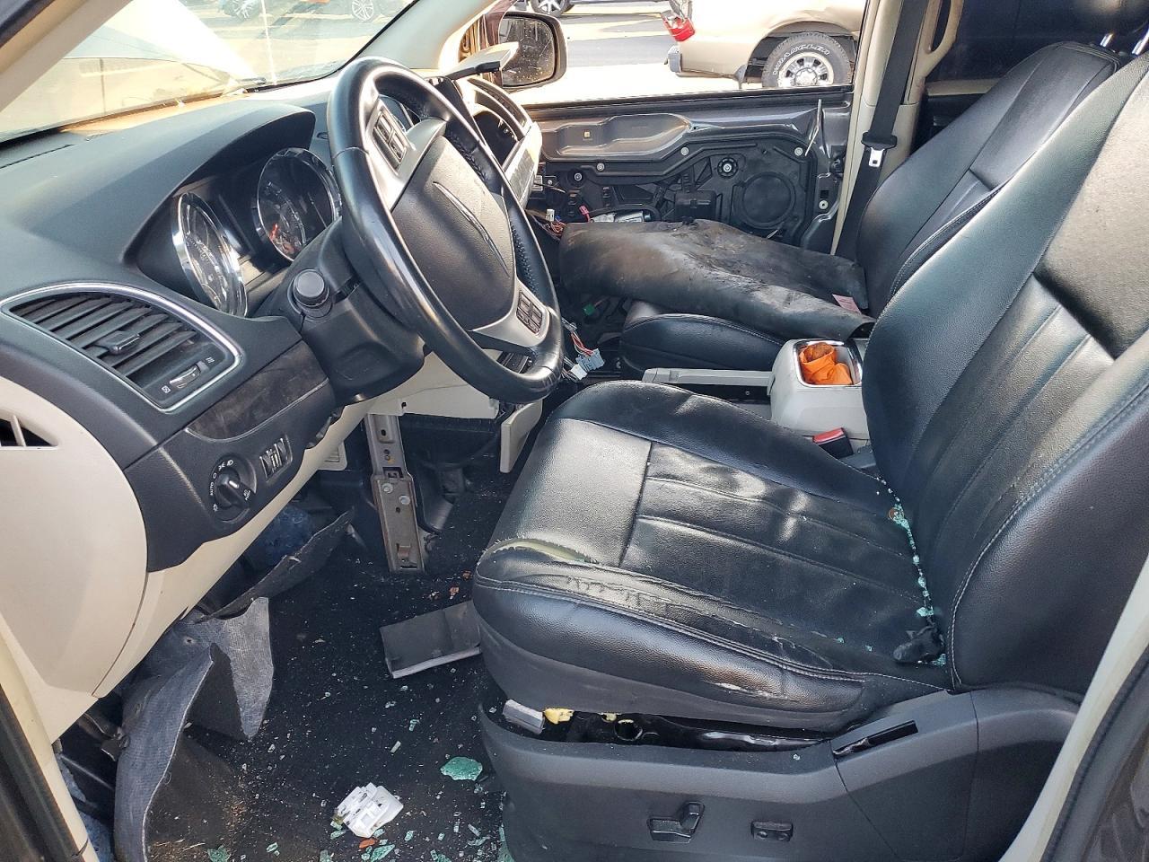 2015 Chrysler Town & Country Touring - Image 7