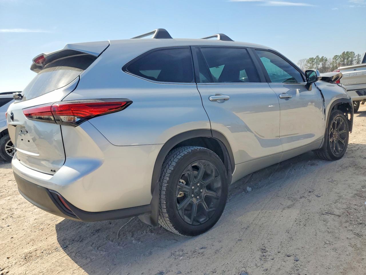 2023 Toyota Highlander L - Image 3