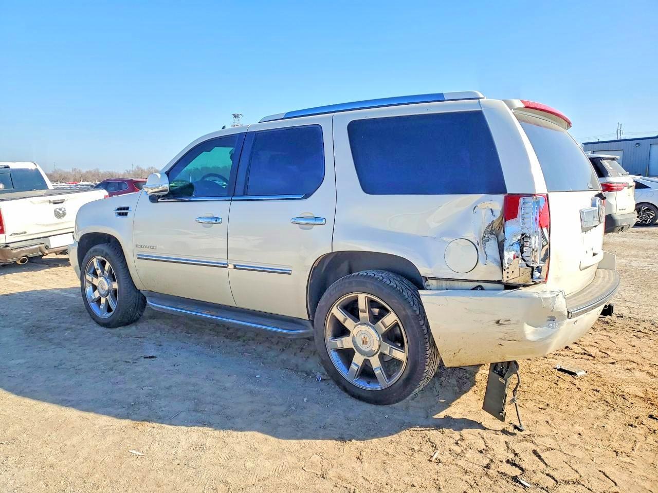 2013 Cadillac Escalade Luxury - Image 2