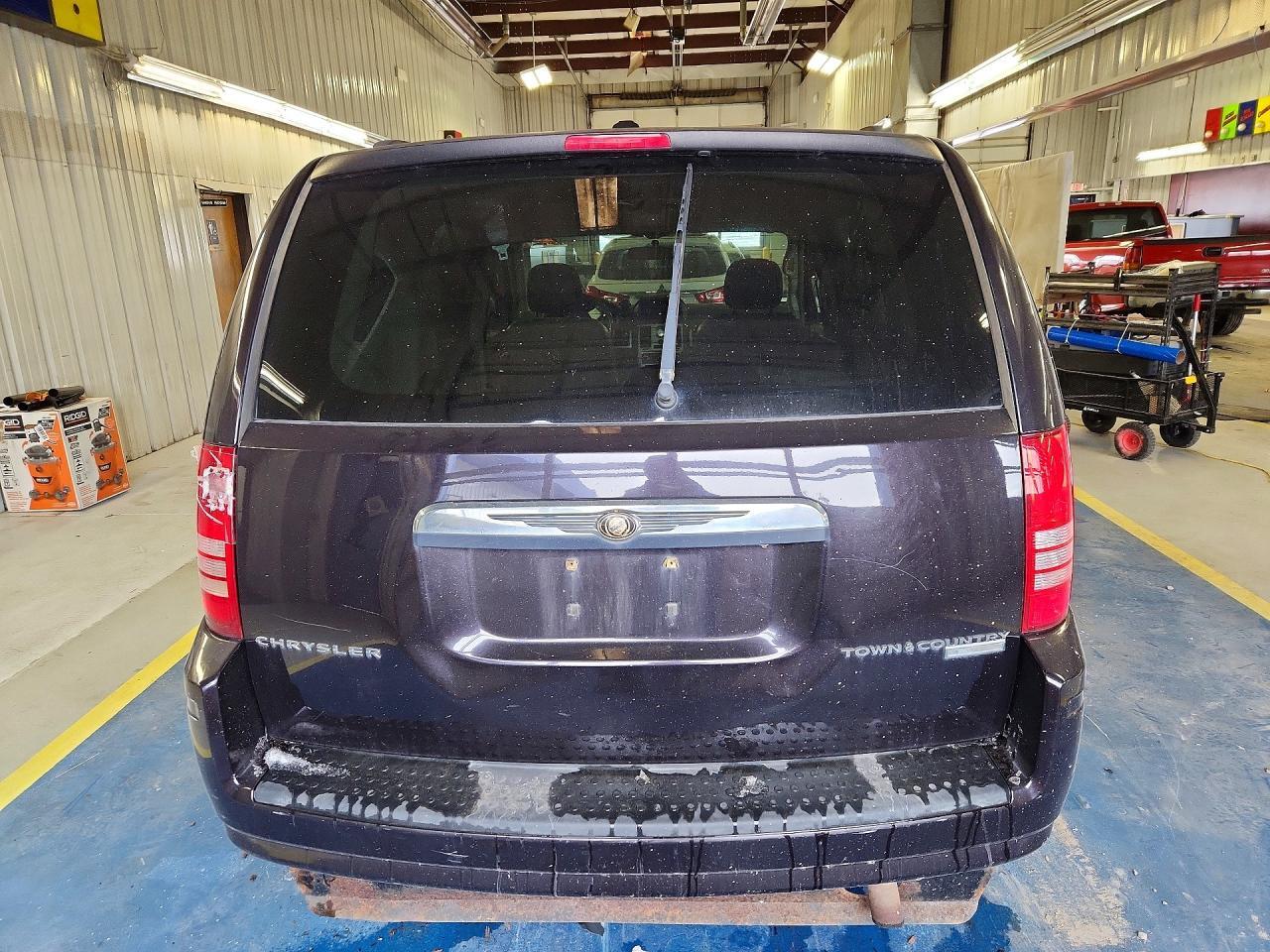 2010 Chrysler Town & Country Touring - Фото 6
