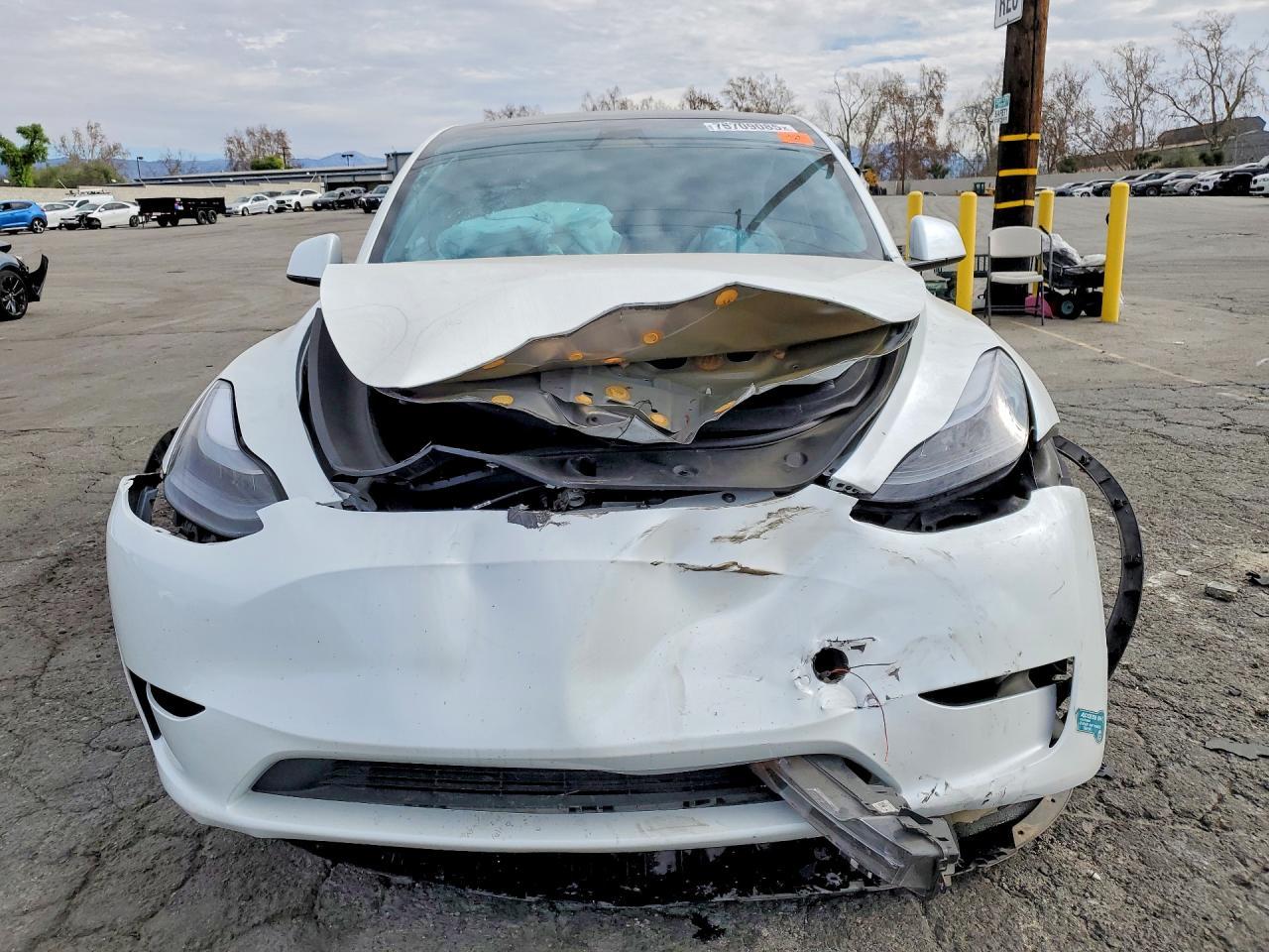 2025 Tesla Model Y - Фото 5