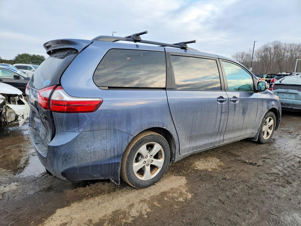 2016 Toyota Sienna Le 8-Passenger - Фото 3