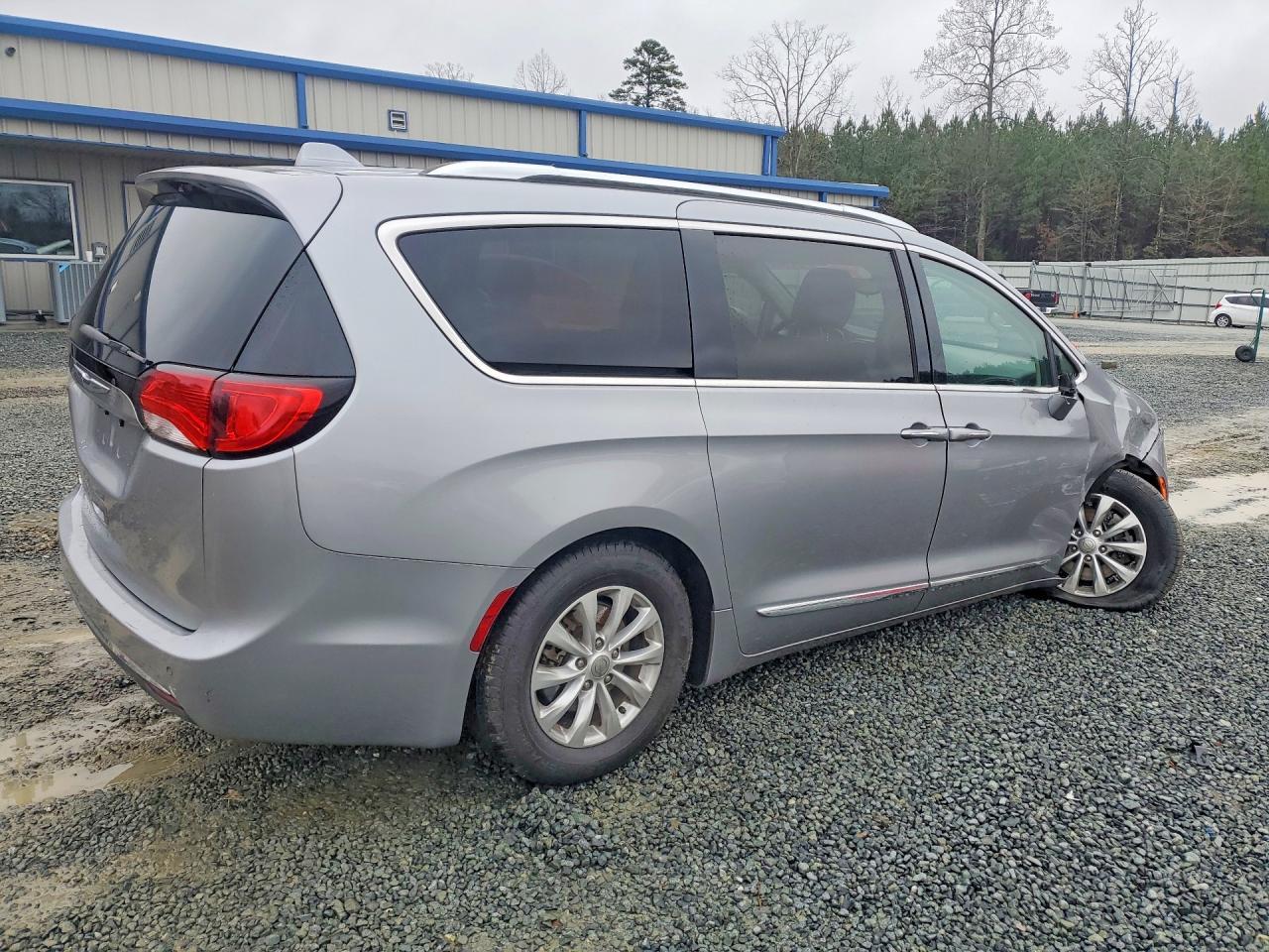 2018 Chrysler Pacifica Touring L - Фото 3