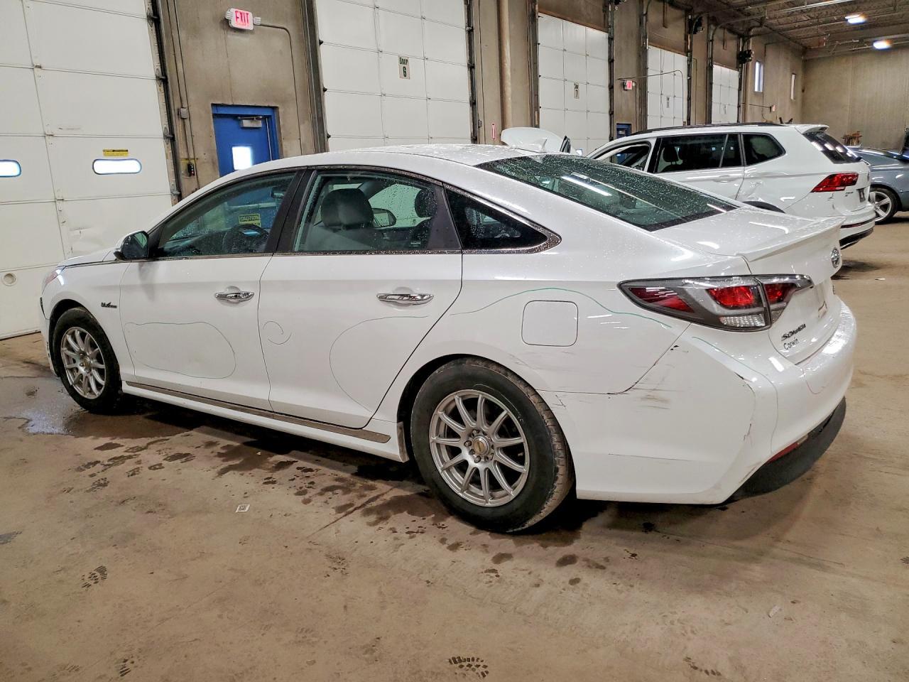 2016 Hyundai Sonata Hybrid - Image 2