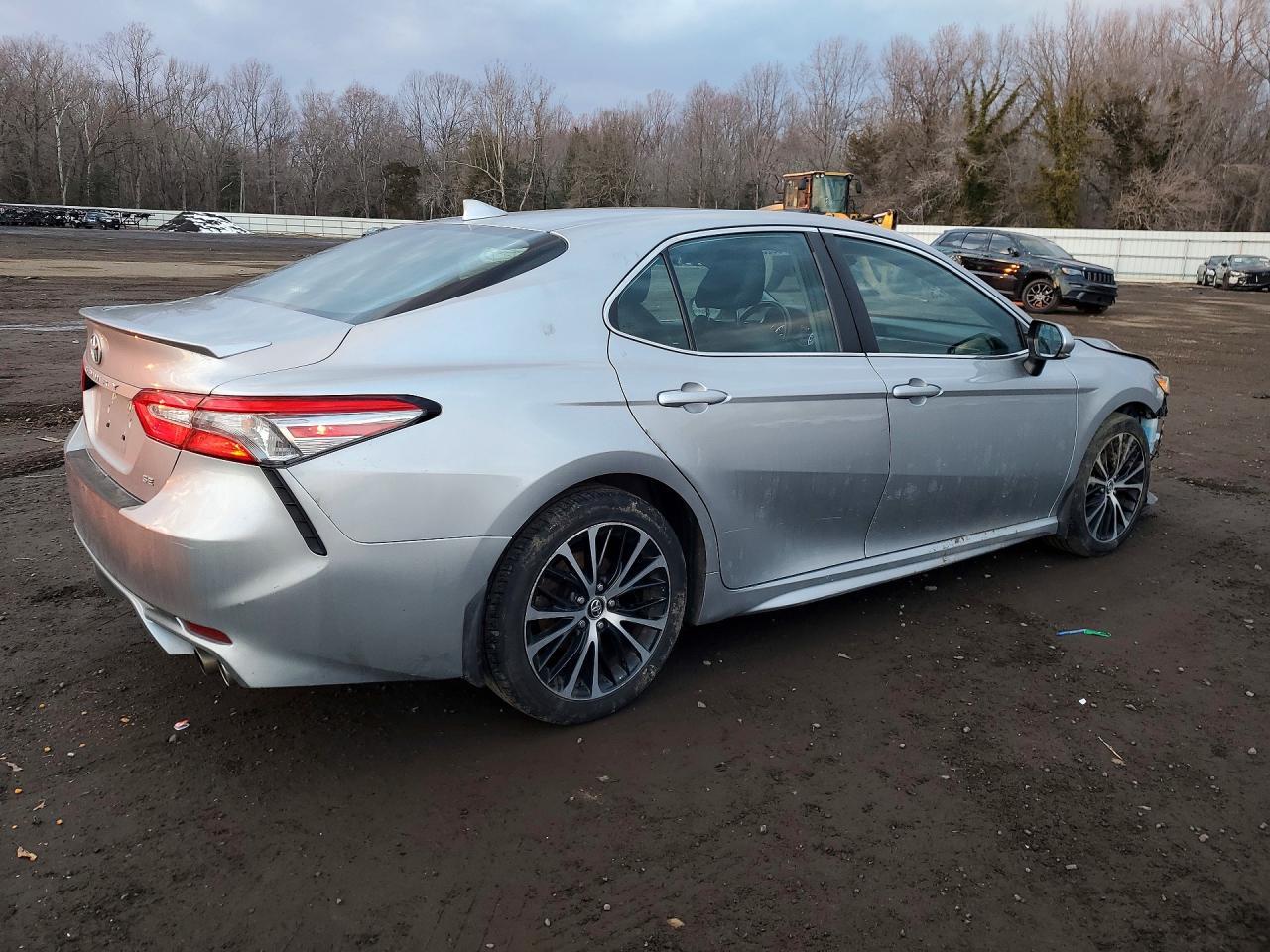 2019 Toyota Camry Se - Фото 3
