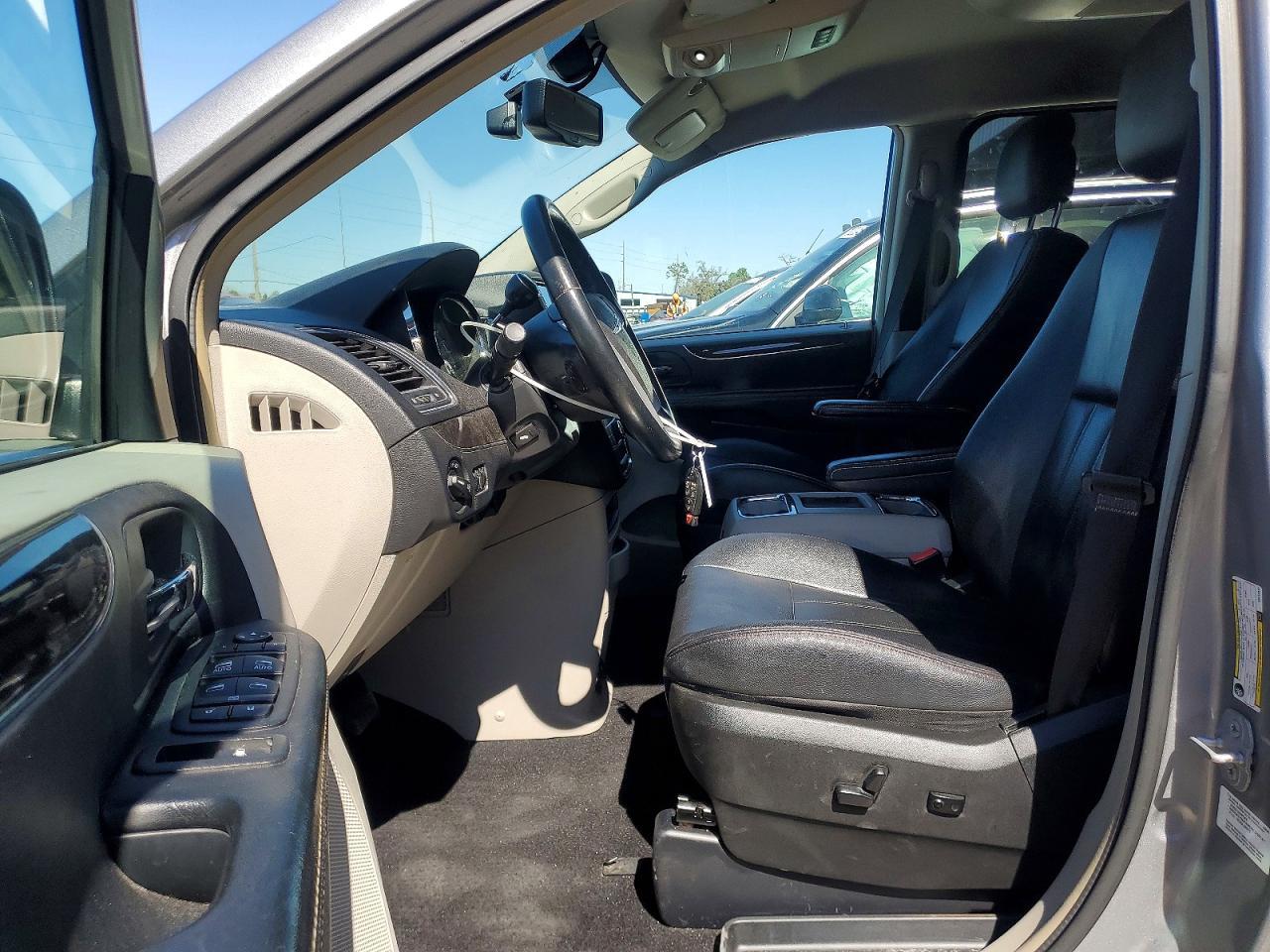 2014 Chrysler Town & Country Touring L - Image 7