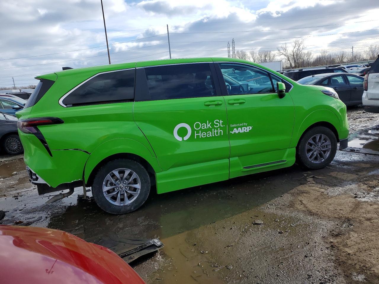 2024 Toyota Sienna Le - Image 3