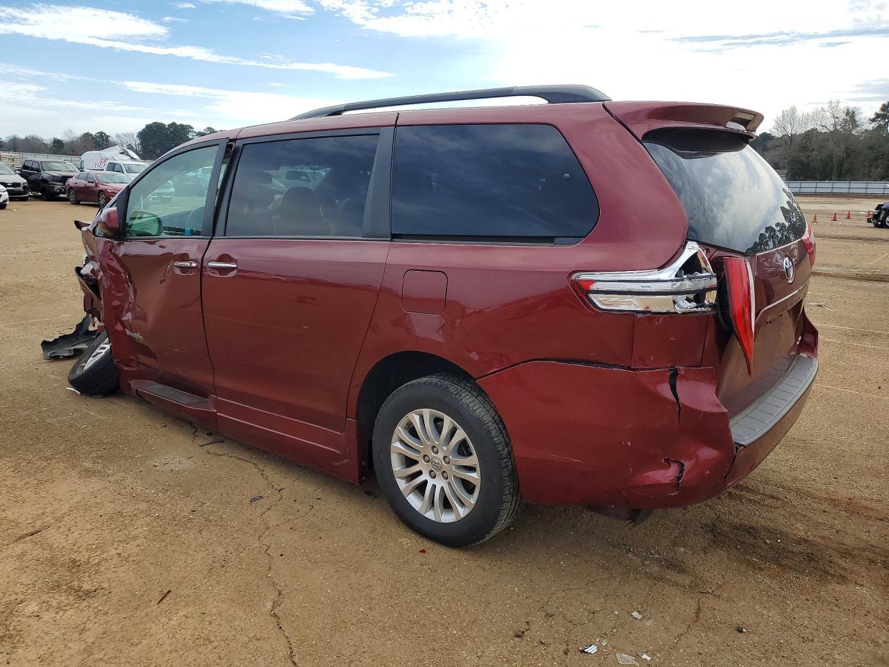 2016 Toyota Sienna Xle - Image 2