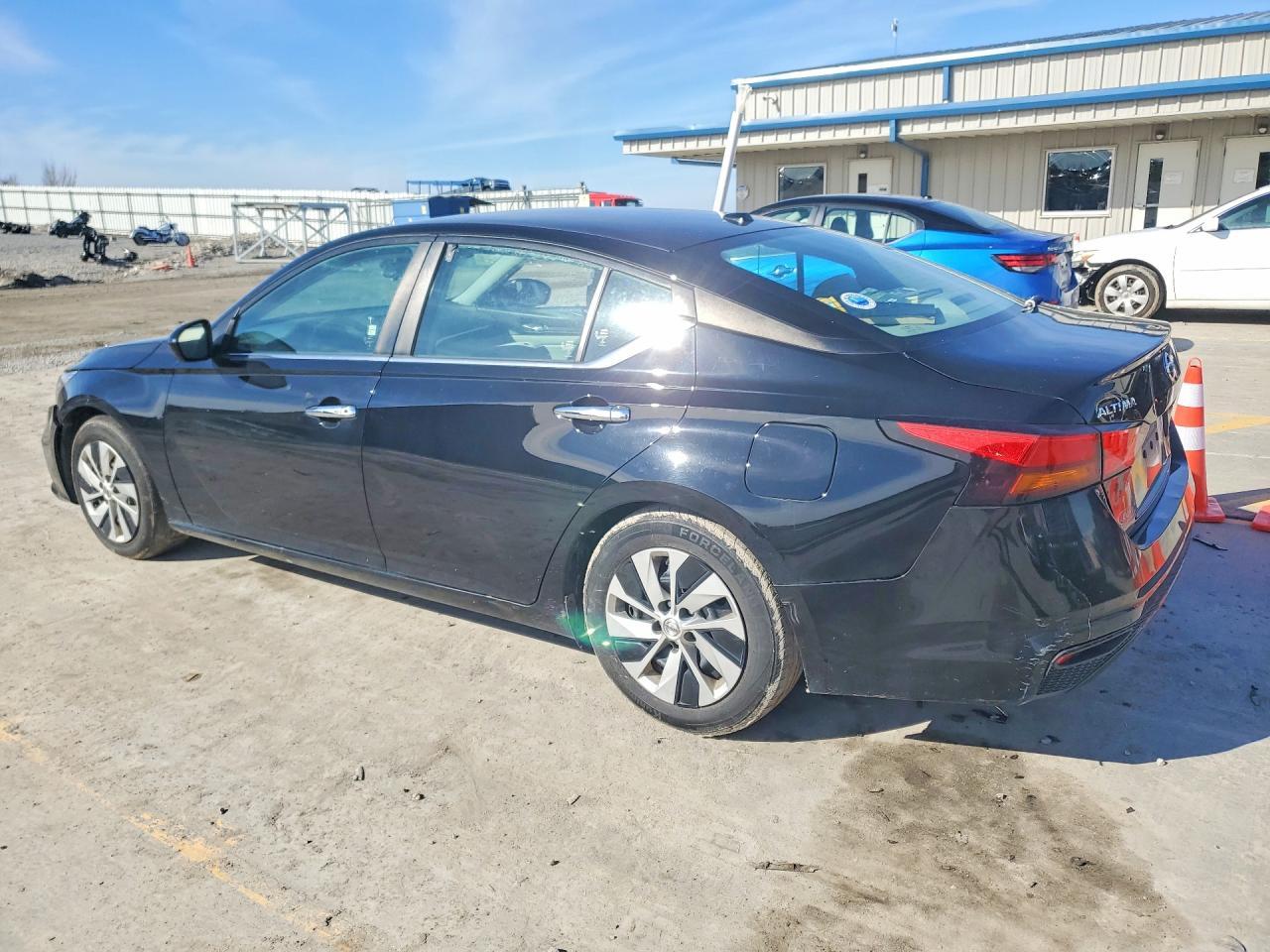 2020 Nissan Altima S - Фото 2