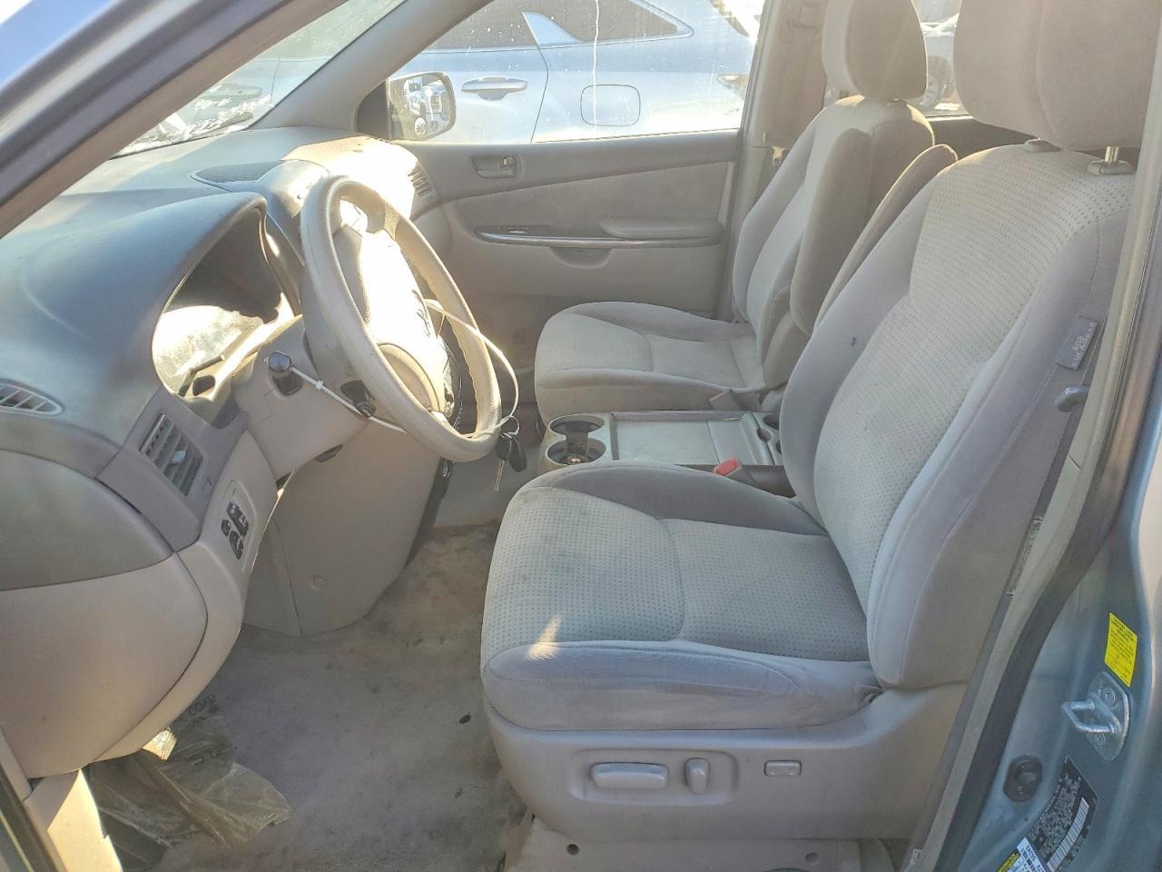 2010 Toyota Sienna Le 7-Passenger - Фото 7