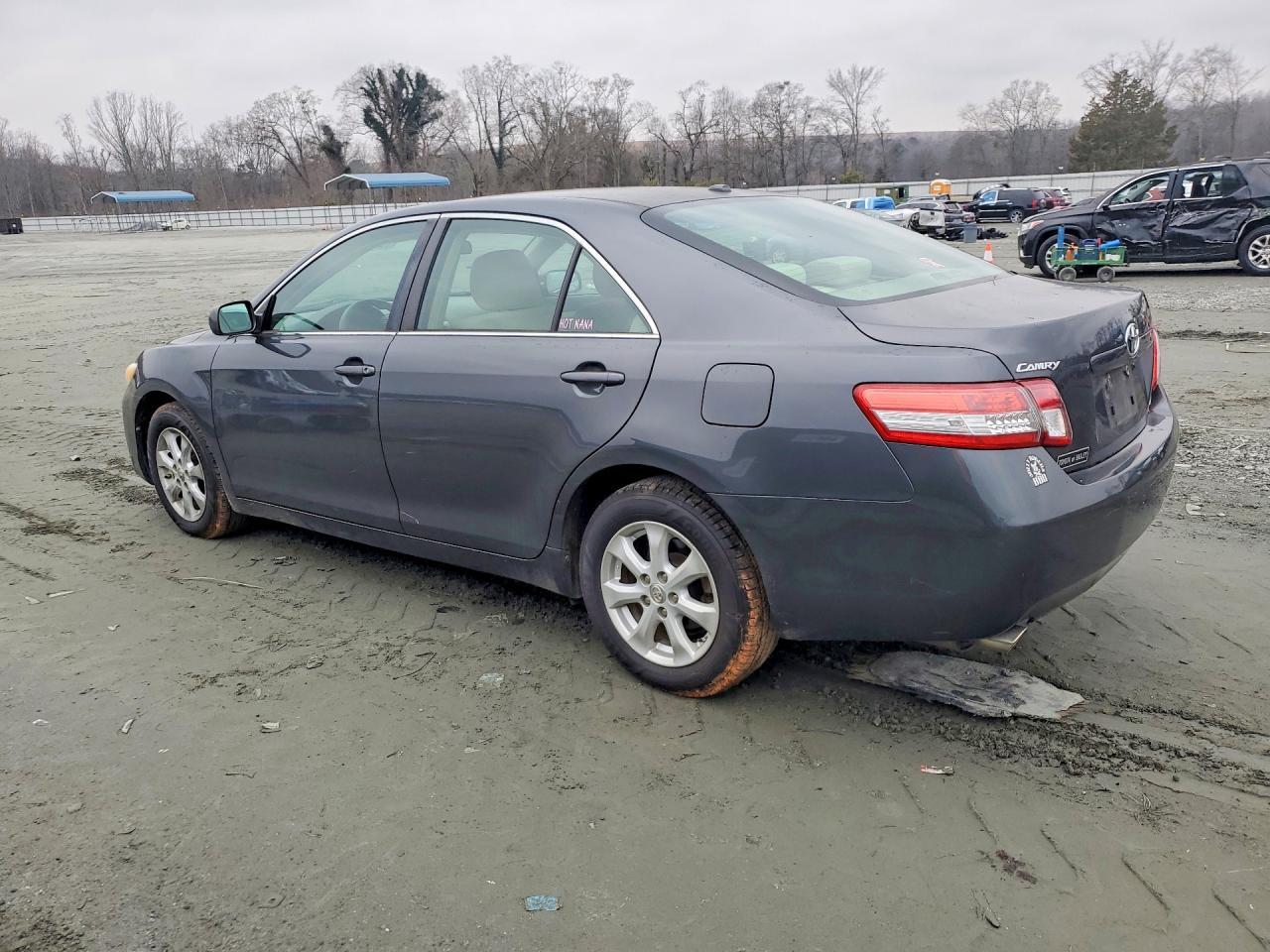 2011 Toyota Camry Se - Image 2