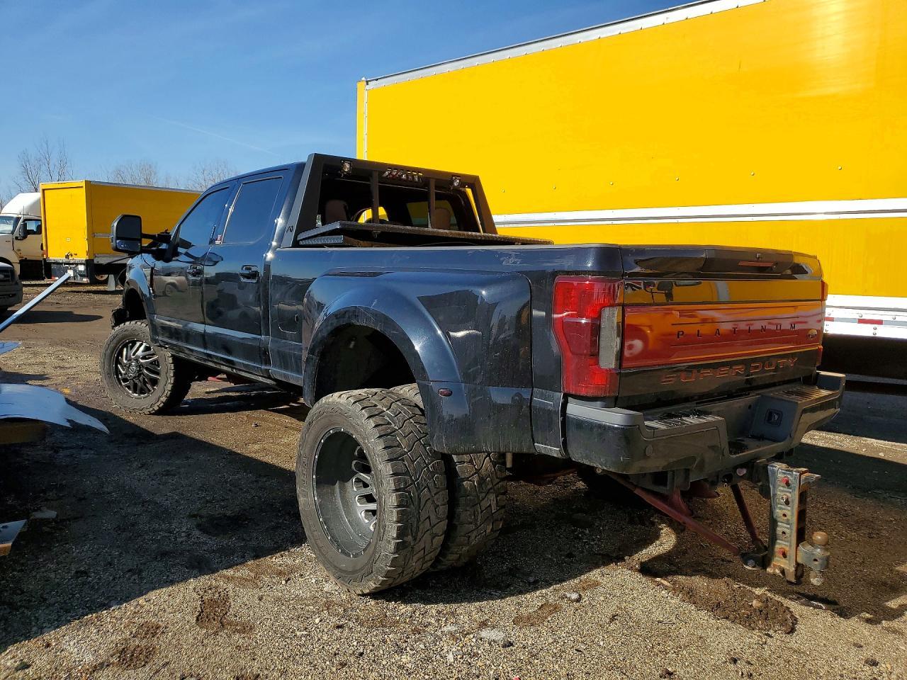 2017 Ford F350 Super Duty - Фото 2