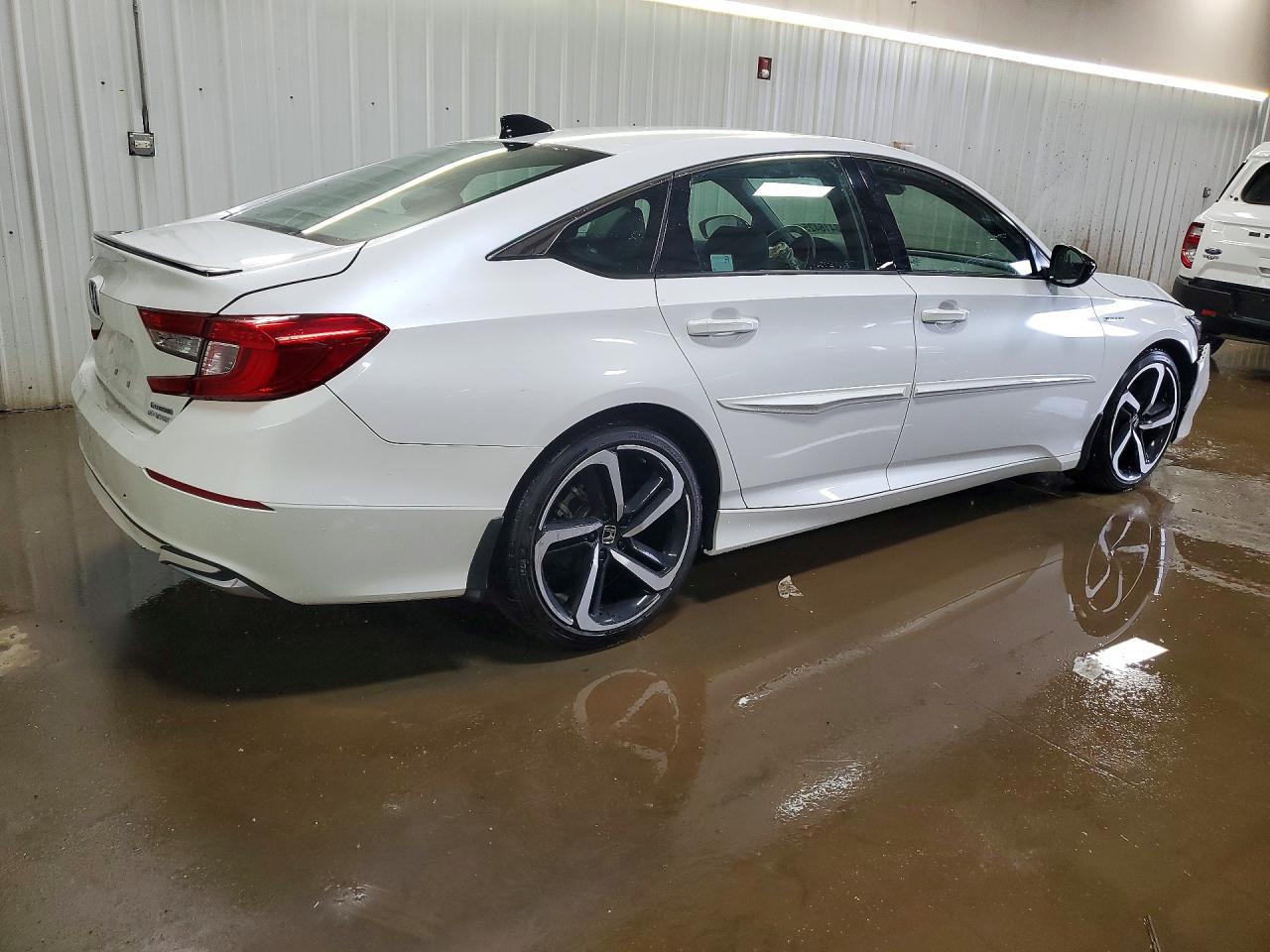 2022 Honda Accord Hybrid Sport - Image 3