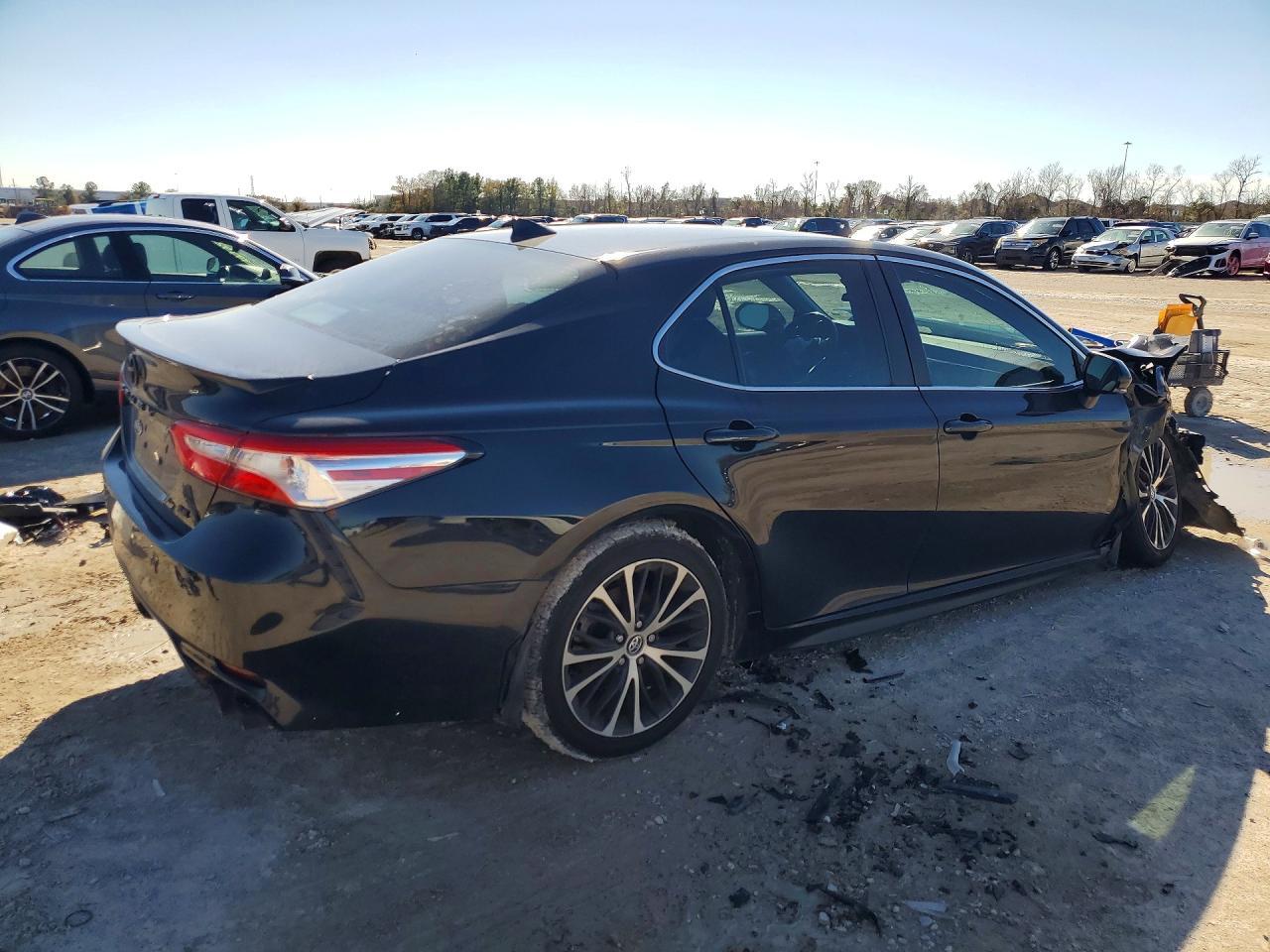 2020 Toyota Camry Se - Фото 3